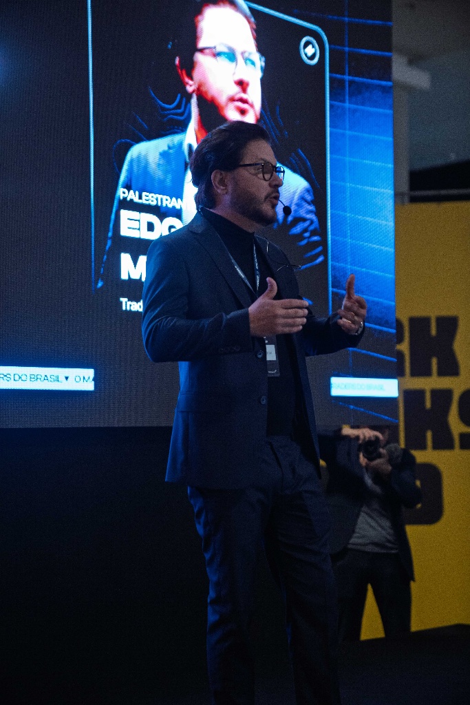 Edgard Matos explicando em palestra